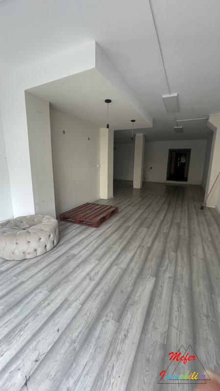 Local commercial - 110 m² - 4 pièces