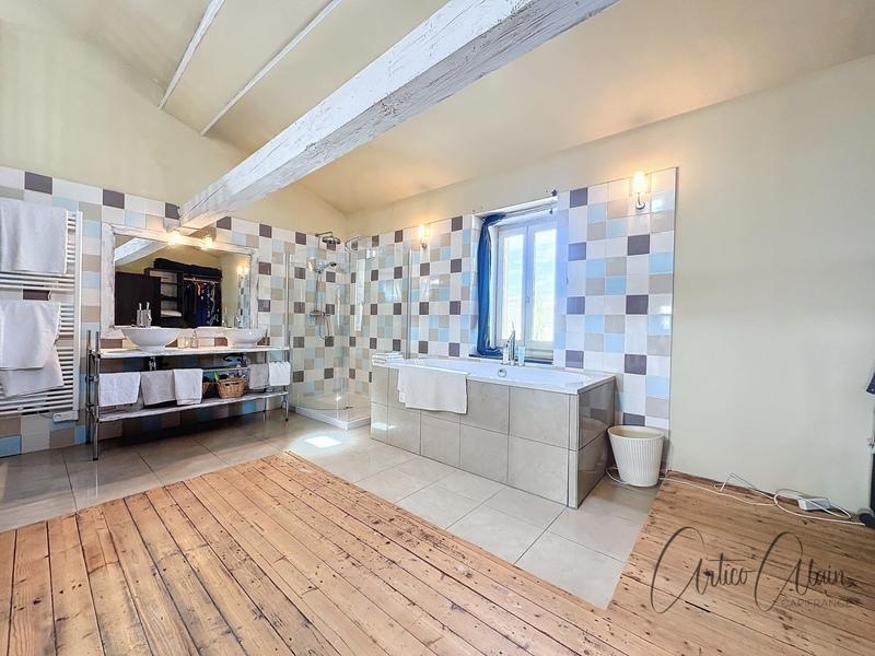 Maison en pierre - 676 m² - 11 pièces