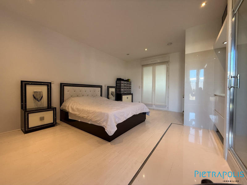 Maison - 220 m² - 7 pièces