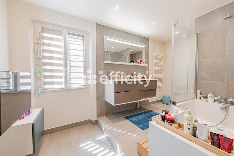 Maison - 232 m² - 9 pièces