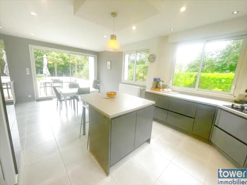 Propriété - 260 m² - 9 pièces