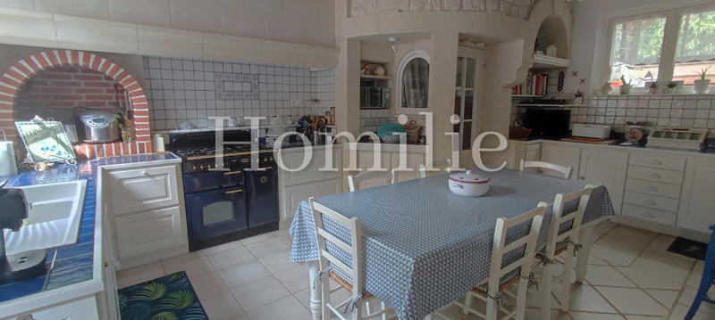 Maison - 386 m² - 9 pièces