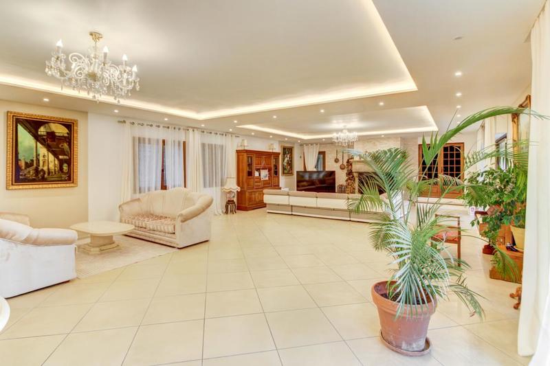 Propriété - 659 m² - 8 pièces