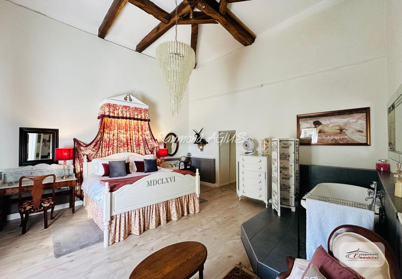 Maison - 515 m² - 16 pièces