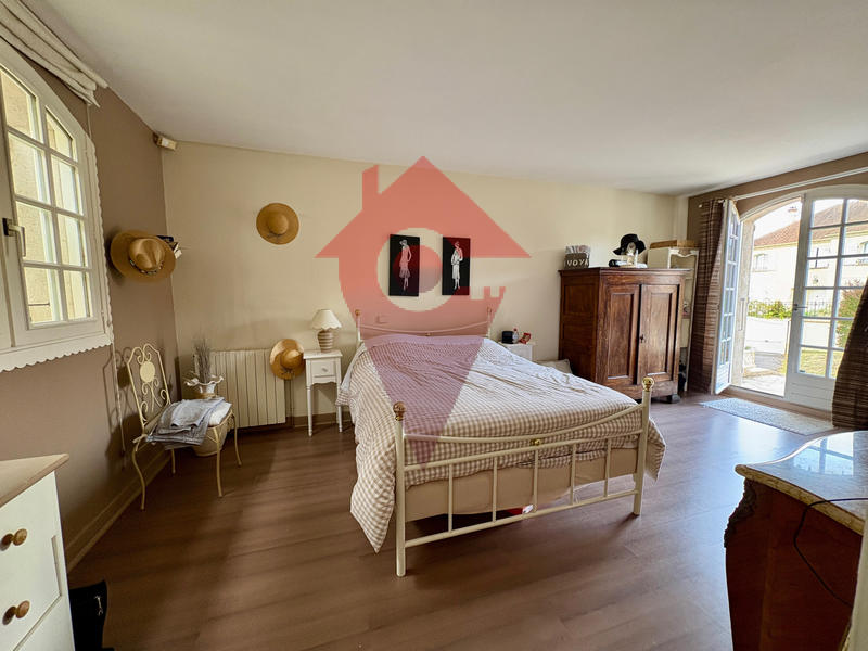 Maison - 233 m² - 8 pièces