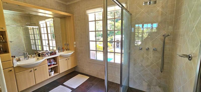 Maison - 242 m² - 7 pièces