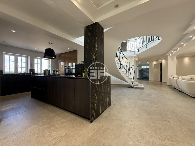 Villa - 486 m² - 11 pièces