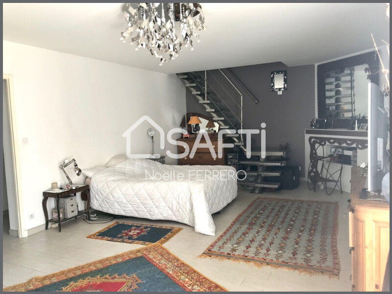 Maison - 279 m² - 9 pièces