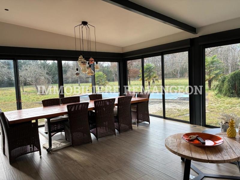 Demeure - 357 m² - 10 pièces