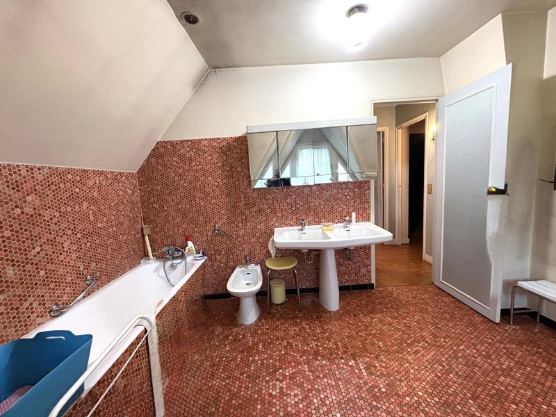 Maison - 241 m² - 8 pièces