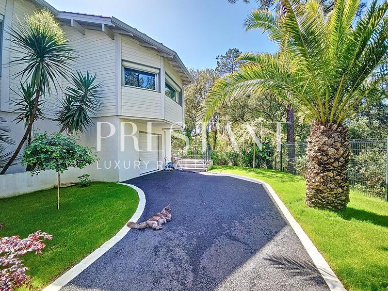 Maison - 260 m² - 10 pièces