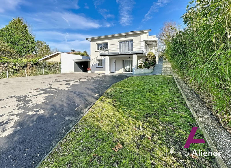 Maison - 212 m² - 7 pièces