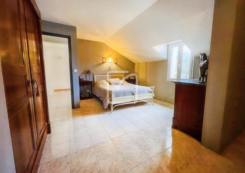 Maison - 281 m² - 9 pièces