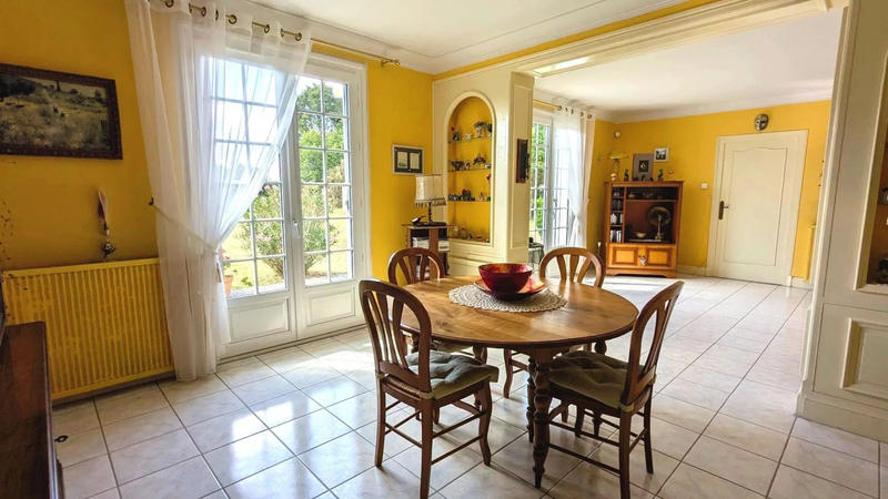 Maison - 219 m² - 9 pièces