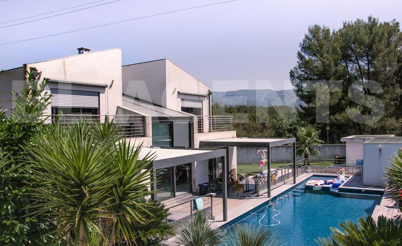 Maison - 260 m² - 6 pièces