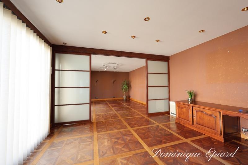 Bureau - 2 111 m² - 64 pièces