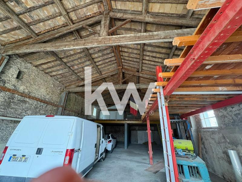 Maison - 650 m² - 4 pièces