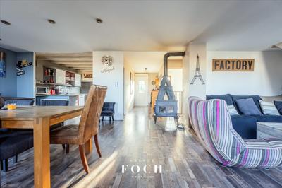 Maison traditionnelle - 220 m² - 8 pièces