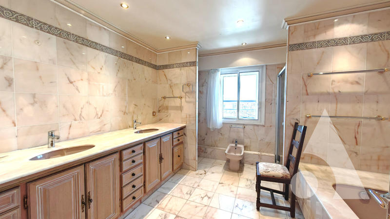 Appartement - 245 m² - 7 pièces