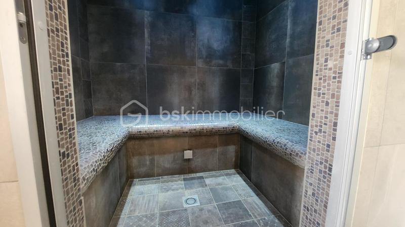 Propriété - 236 m² - 9 pièces