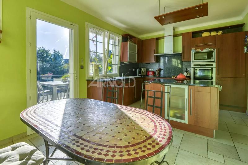 Maison - 227 m² - 6 pièces