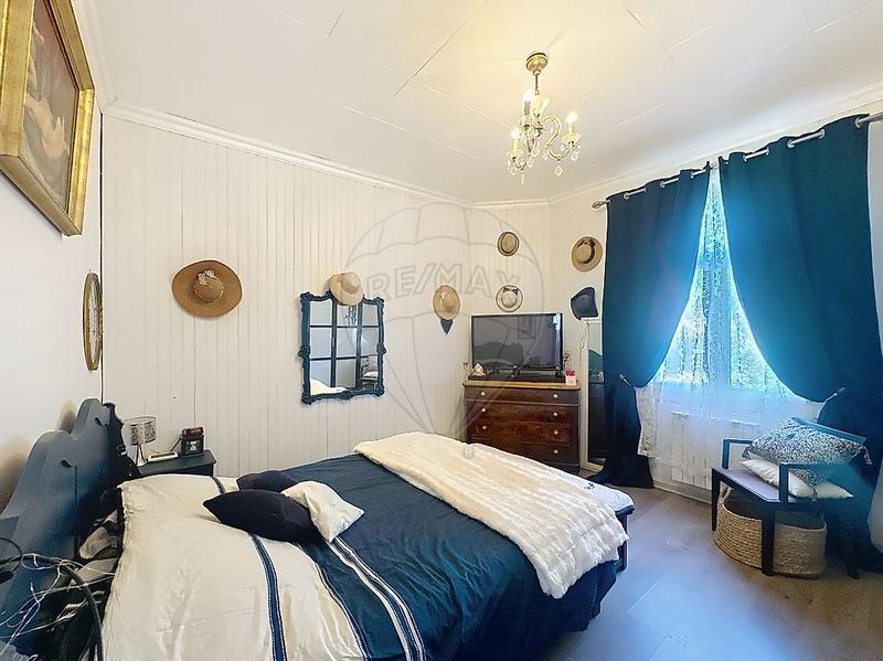 Maison - 225 m² - 9 pièces