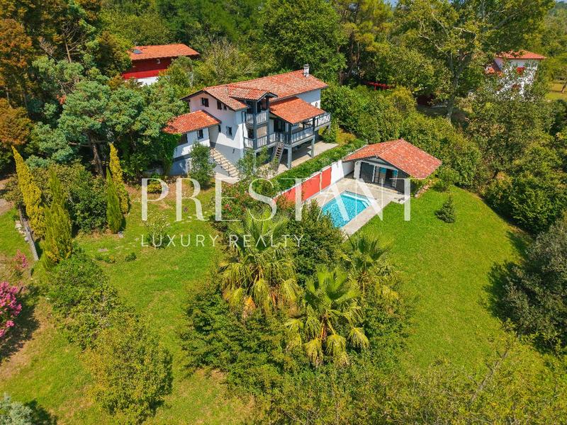 Maison - 200 m² - 9 pièces