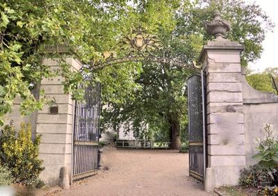 Château - 1 300 m² - 21 pièces