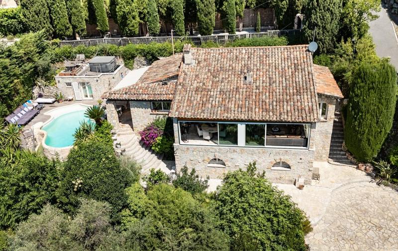 Maison - 220 m² - 5 pièces