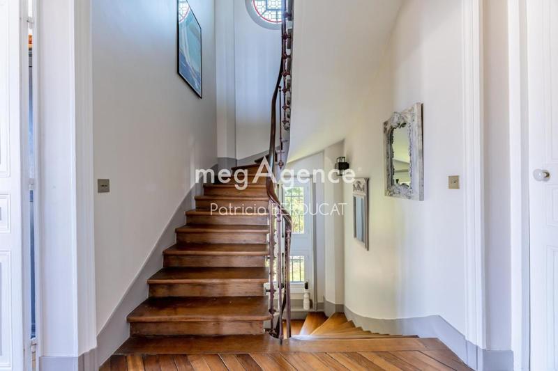 Maison - 300 m² - 12 pièces