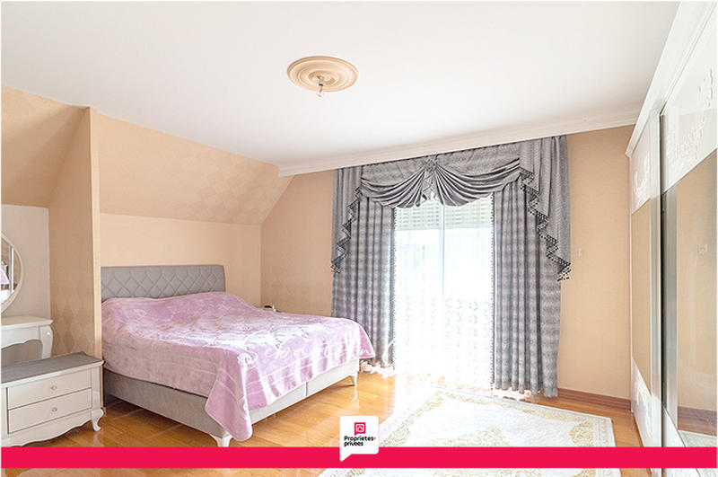 Maison - 235 m² - 9 pièces