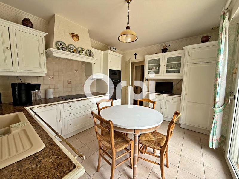 Maison - 230 m² - 8 pièces