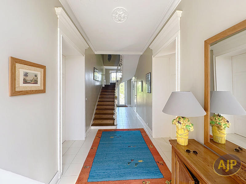 Maison - 350 m² - 12 pièces