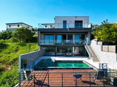 Maison - 265 m² - 7 pièces