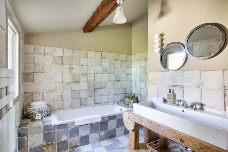 Mas - 570 m² - 8 pièces