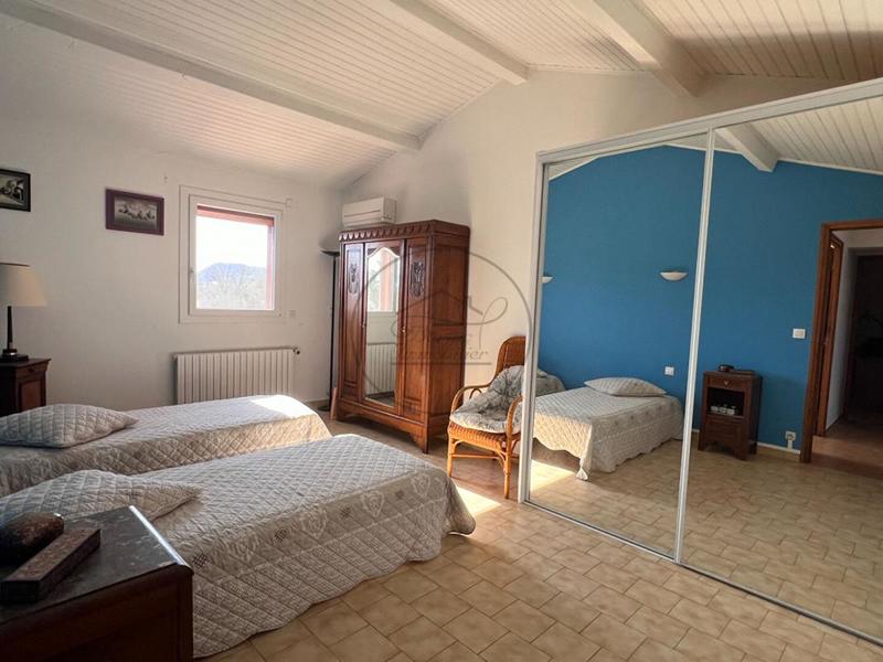 Propriété - 245 m² - 8 pièces