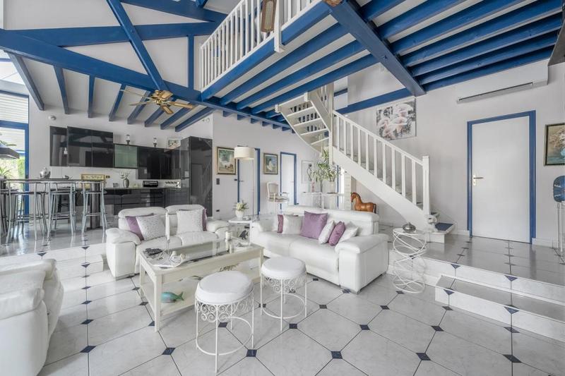 Maison - 230 m² - 5 pièces