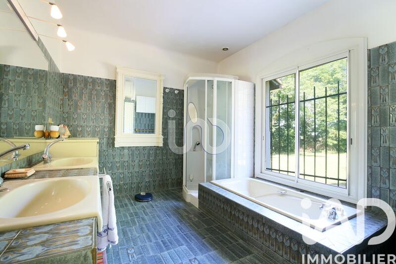 Maison - 220 m² - 7 pièces