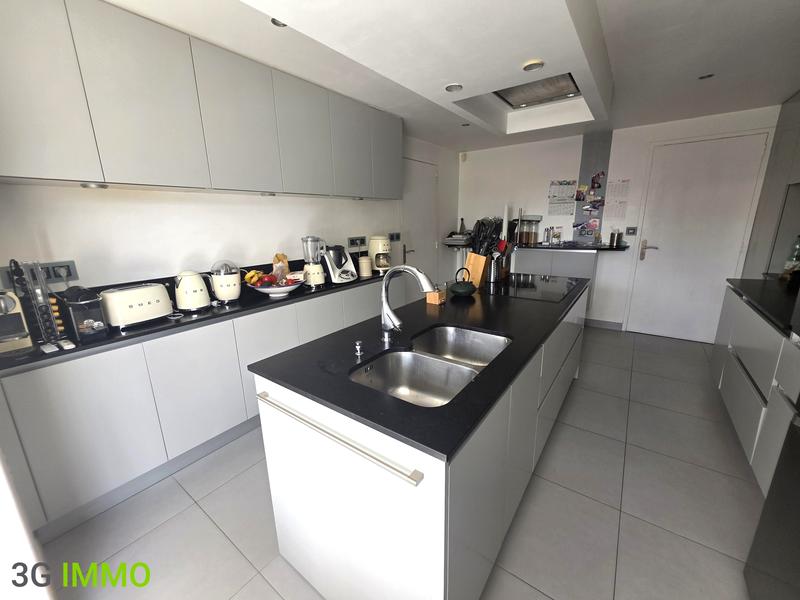 Maison - 330 m² - 9 pièces