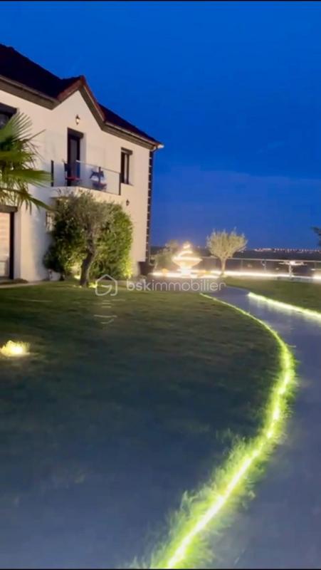 Maison - 250 m² - 11 pièces