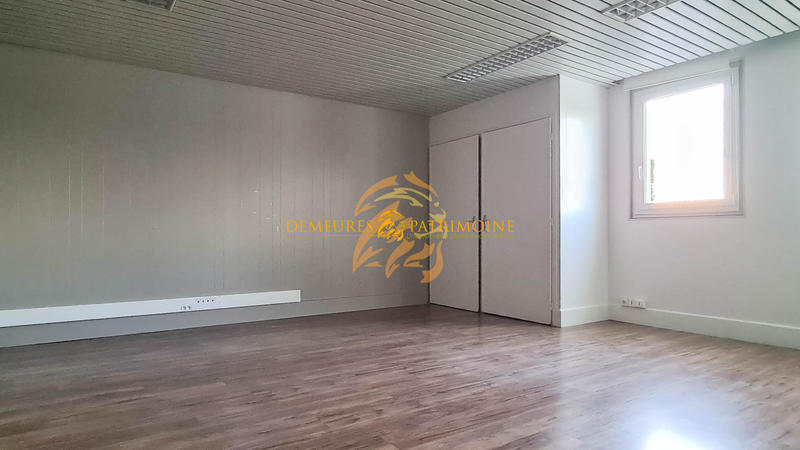 Local d'activités - 2 100 m²