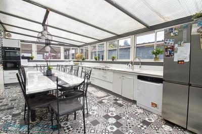 Maison - 250 m² - 11 pièces