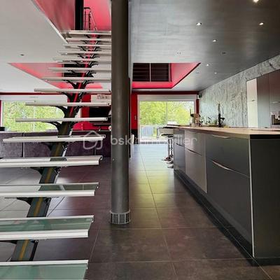 Maison - 330 m² - 8 pièces