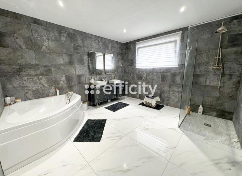 Maison - 212 m² - 7 pièces