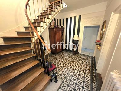 Maison - 267 m² - 11 pièces