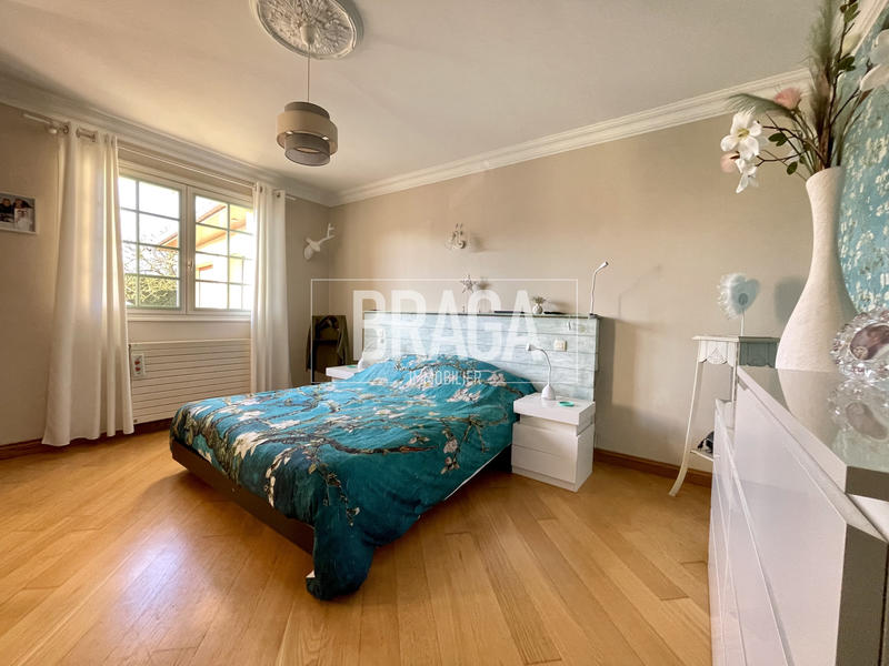 Maison - 240 m² - 8 pièces