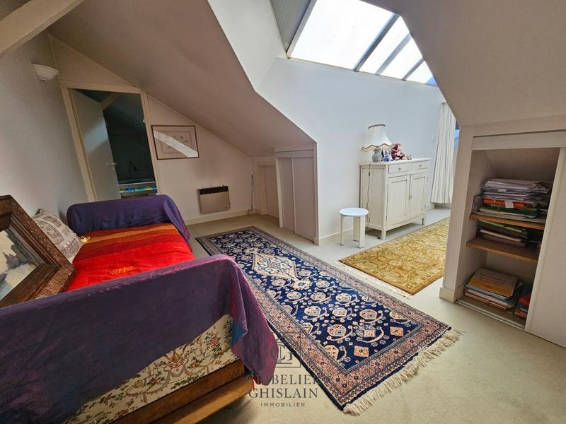 Maison - 248 m² - 9 pièces