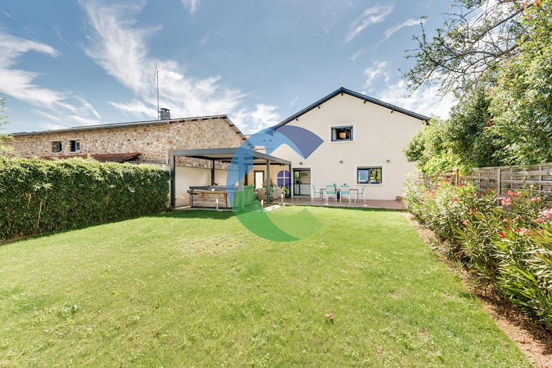 Maison - 247 m² - 7 pièces