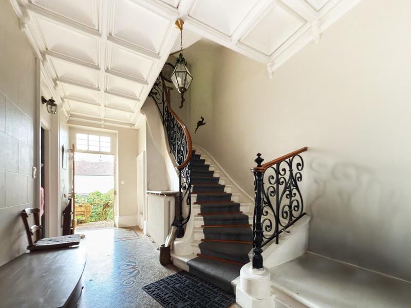 Maison - 235 m² - 9 pièces