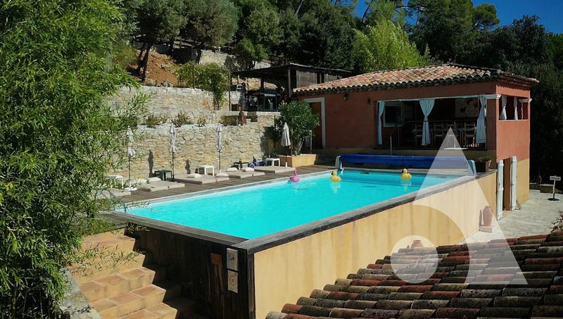 Maison - 298 m² - 9 pièces